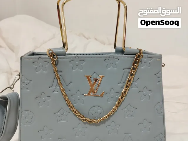 للبيع 3 شنط نسائية أنيقة بألوان وتصاميم مختلفة الشنطة السوداء 3د الشنطة البيضاء 4د الشنطة الزرقاء 5د