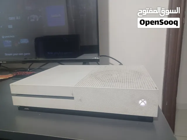 اكس بوكس ون اس يجي معاه يدتين ب 100 واذا تبي معاه حساب فيه العاب مثل fc 26 و 25 و 24 وألعاب 110