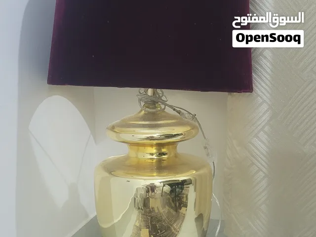 أباجورة ببدن ذهبي وشِيد من المخمل الأحمر