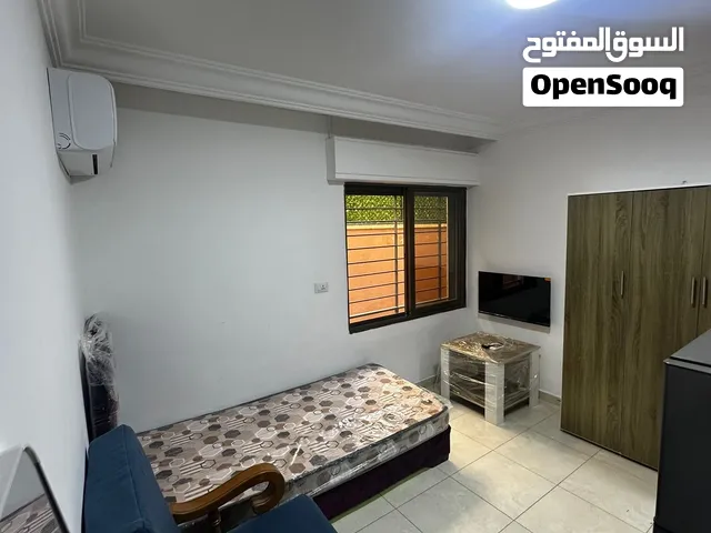 ستوديو جديد بعمارة عائلات خلدا العوجانية قريب من روضة المعارف يشترط موظفة او موظف جامعي بدخل ثابت