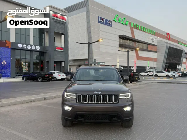 للبيع جيب جراند شيروكي2021 Laredo V6 وكالة عمان بحالة ممتازة GCC Oman Car Laredo edition clean car