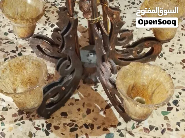 ثريات عدد ثلاث ثنتين منهم خماسي وحده ثلاثي زائد سجاده فرو لون سكني كثير نظيفه