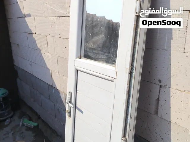 باب حمام مستعمل للبيع