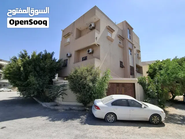 عمارة ثلاثة طوابق وملحق للإيجار - بن عاشور خلف مصحة البراء - موقع ممتاز قريب من جميع الخدمات