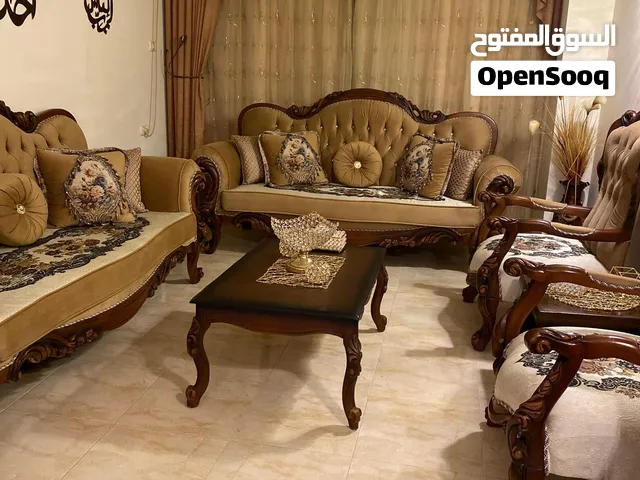 طقم كنب 7 مقاعد بحالة ممتازة استعمال خفيف