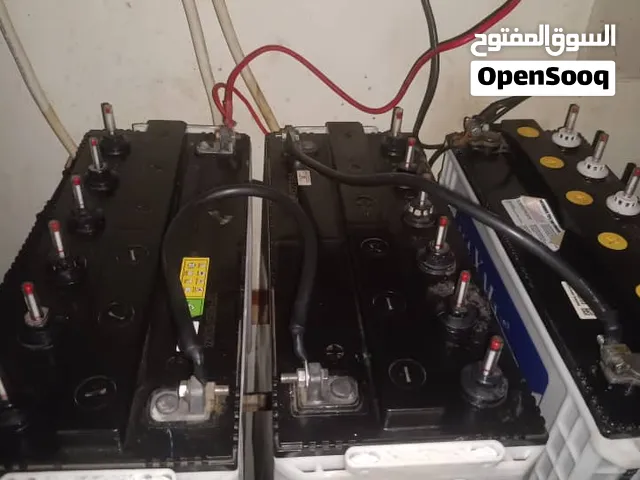 منظومة بطاريات مع ألواح شمسية والمنظمات شبه جديد كله