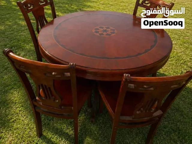 طاولة اكل خشبية