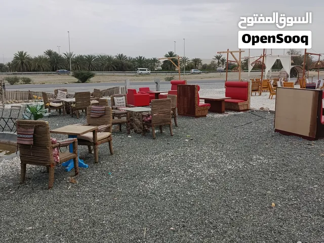 كراسي ومقاعد وطاولات للحدائق أو الكافيهات الخارجية