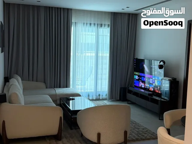 شقة للإيجار الشهري في مبنى اللؤلؤة مطلة على الحوض بتأثيث جديد عالي الجودة وشامل الانترنت والتنظيف