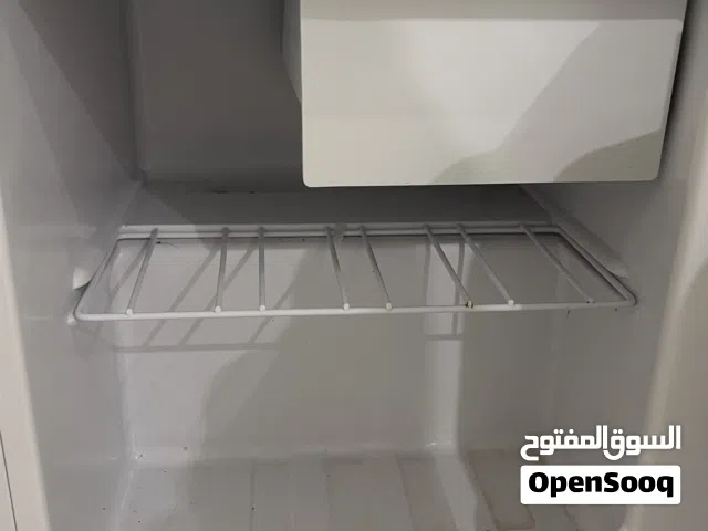 سلام عليكم للبيع ثلاجه صغيره