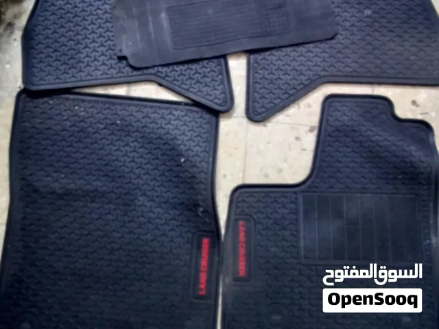 دعاسات لاند كروزر نظيفة وبحالة الوكالة للتواصل الرقم تحت