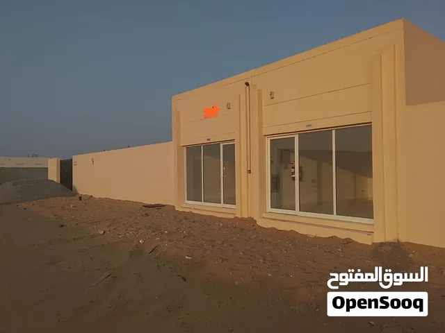 ارض مسورة للإيجار (حوطة)  10,000 قدم2  كهرباء 25 KV  مبنى جديد  موقع مميز في الصجعة