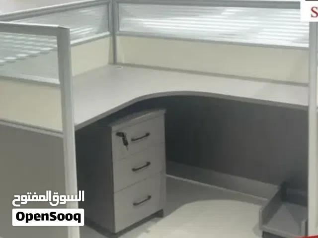 طاوله مكتب حجم كبير مستعمله استعمال بسيط ونظيفه بدون خدوش
