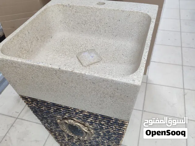 مغسله مع المنضره حقتها