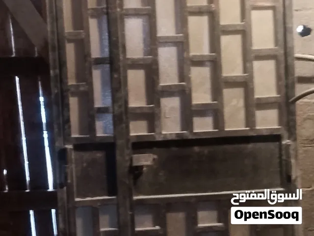 باب حديد مستعمل الطول 2.50   العرض 1.4سم متر واربعة سنتمتر للبيع واضح في الصورة  السعر 200 دينار