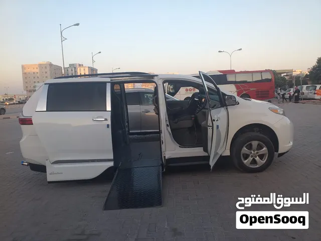 تويوتا سيينا خاصه للمعاقين دخوله وخروجها سهله ومريح وفيها نظام سيفتي للكرسي المتحرك