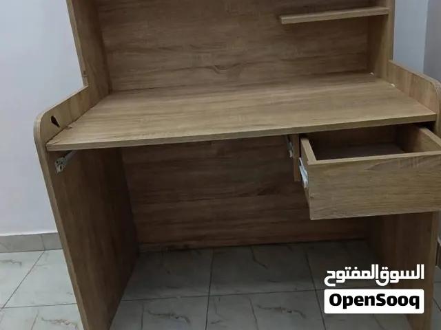 مكتب دراسي استعمال نظيف