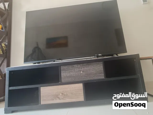 للبيع شاشة تلفزيون توشيبا 65 بوصة شبه جديدة