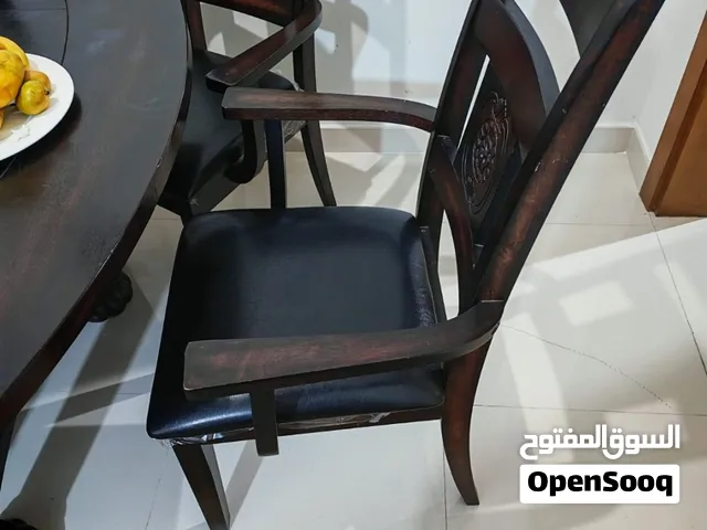 طاولة سفرة ستة كراسي نظيفة جدا السعر 250 درهم... Dining table with six chairs, in excellent conditio