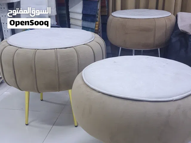 طاولة دايرية صناعة محلية من اطارات السيارات والتغطية بالاسفنج والقماش لدي البدر للمفروشات
