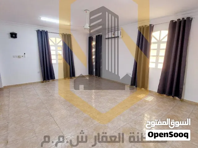 غرفة واسعة للعوائل و الموظفات في الموالح الشمالية بالقرب من دوار الموج و كوكو / شامل بدون عموله