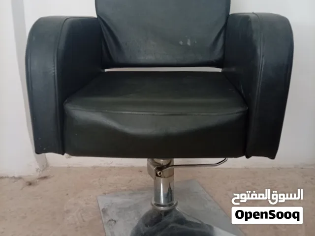 كرسي قص شعر شغال 100% جلد اسود بحاله جيده جدا للبيع بسعر مغري