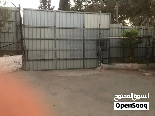3 محلات للايجار  مع ساحة 100 متر امامهاا في راس كركر /رام الله