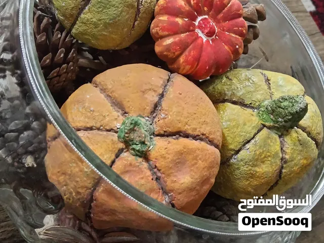 مزهرية زجاج حجم كبير مع مجسمات يقطين