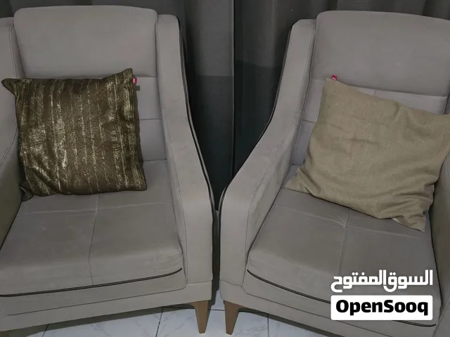 طقم مكون من كرسيين مفردين متناسقين (armchairs) بحالة ممتازة ونظيفة ومريحة