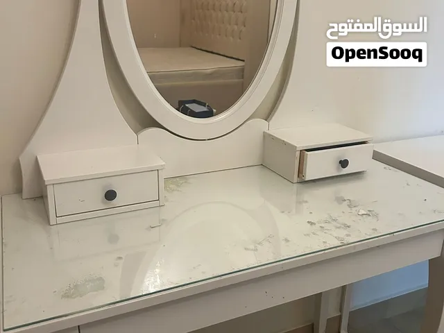 تسريحة بيضاء مع مرآة وأدراج