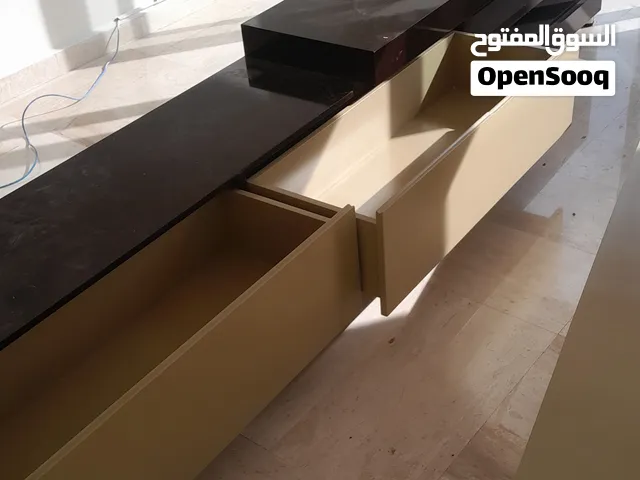 طاولت شاشه أرضى + مكتبة تعليق أعلى الشاشه  الطول تقريبا 4متر  العنوان دابوق شارع نافع بن عمر عماره19