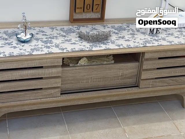 طقم كنب 5 مقاعد مع سجادة وطاولة تلفزيون السعر 750 ريال