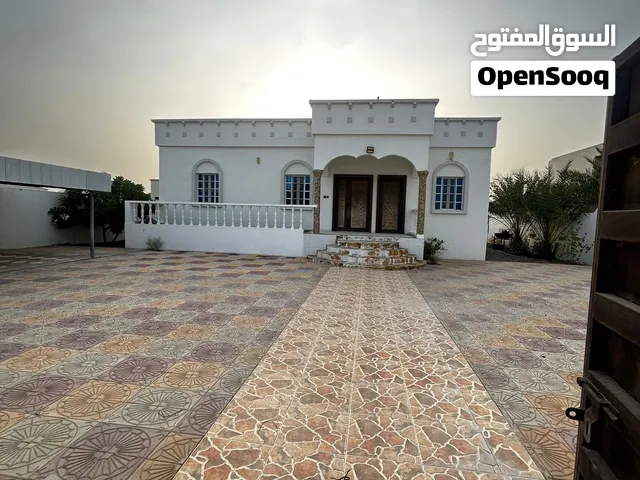 بيت الايجار متكون من ثلاث غرف ومجلس وصاله وثلاث دوراة مياه وموقف سيارات ومطبخ