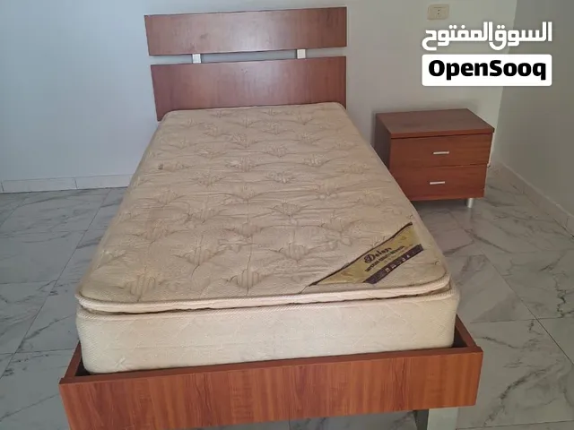 سرير نضيف متوسط حجم  متين معاه كمدينو