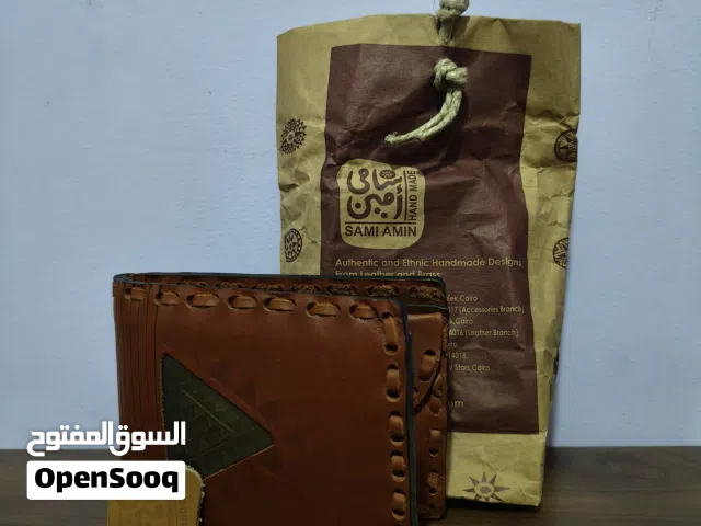 محفظة جلد طبيعي أصلية من Sami Amin، صناعة يدوية (Handmade)، جديدة تمامًا ولم تُستخدم.