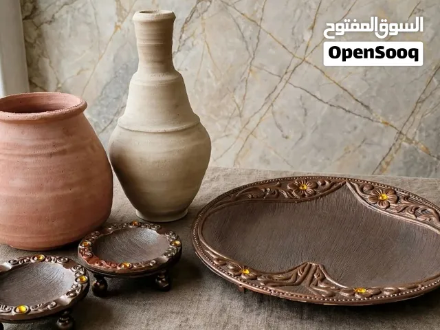 فانوس لم يستخدم صينية منقوشة يدوي  وفخار الاحجام الكبيرة  قطع راقية جديد بالكراتين السعر 12 دينار