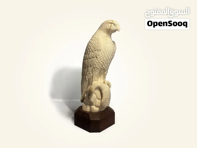 تمثال صقر إماراتي منحوت من عاج الماموث