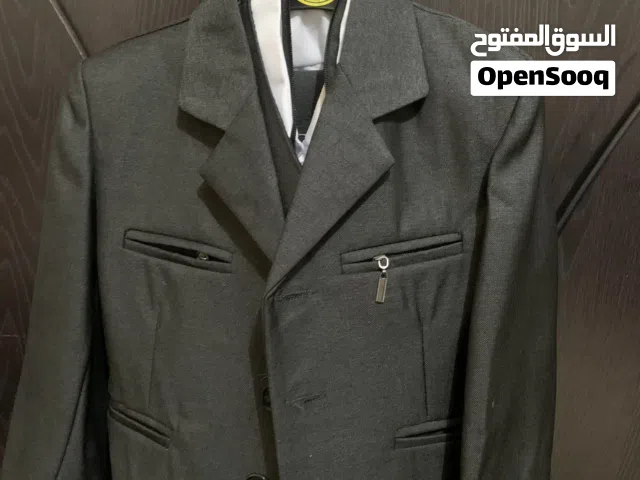 للبيع بدلة ولادي 3 قطع لون اسود رقم 2 نظيفة ومرتبة لبسه واحدة فقط