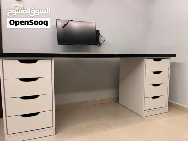 مكتب للدراسة او للعمل بحالة ممتازة