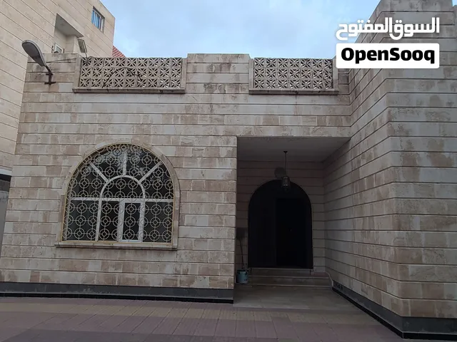 فله جديده للايجار ست غرف وثلاثه حمامات ومطبخ متكامل وحوش ثلاث سيارات وحديقه