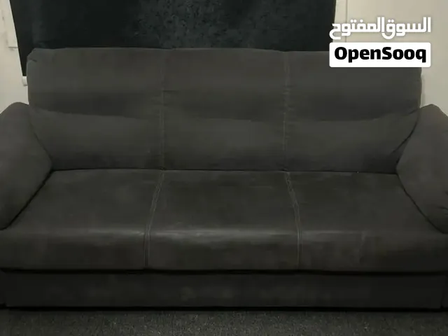 كنبة ايكيا مستعمله نظيفه جدا ولا فيها اي عيوب والخشب سليم وكل شيء في الكنب سليم
