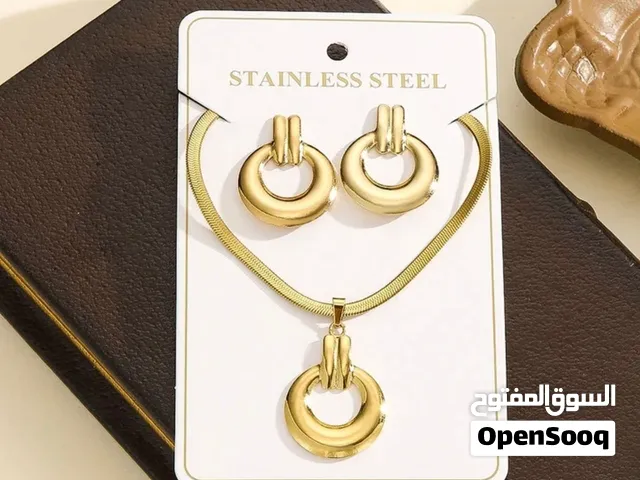 قلادة و زوج حلق من الفولاذ المقاوم للصدأ و مطلي بالذهب عيار 18 قيراط