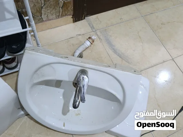 مرحاض مع مغسلة
