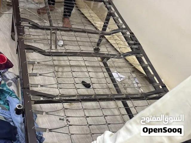 سرير حديد بعجلات