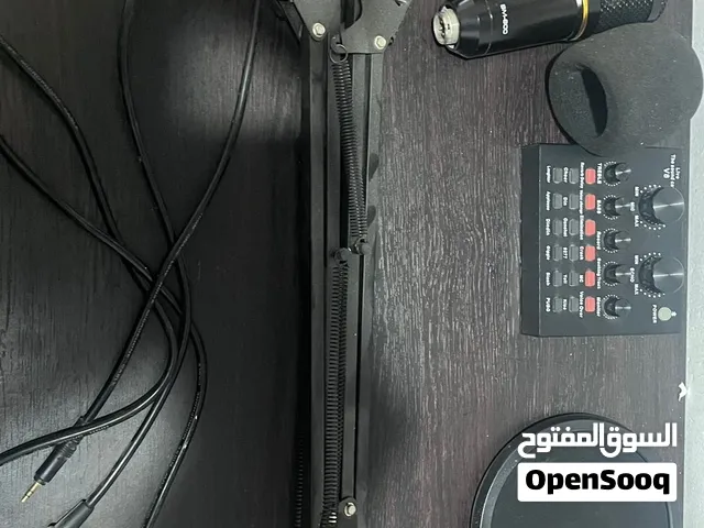 مايك ممتاز مع وستاند ثابت وممتاز وميكسر للأصوات ممتاز بحالة ممتازة