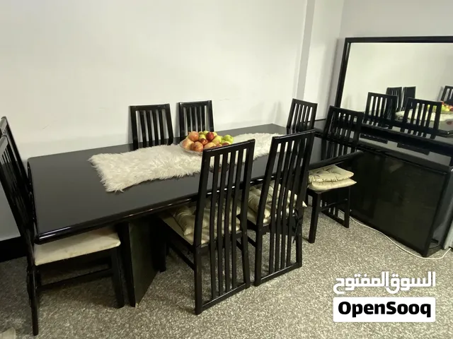 طاولة طعام و8 كراسي خشب ثقيل جدا    وكرسي الاسترخاء من ايكيا  الموقع مسقط غلا