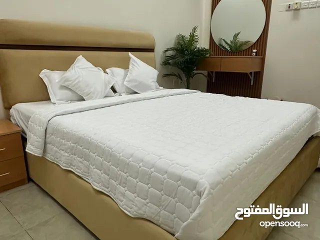 غرفة  و شقق نظيفه  يبعد عن بركه الموز 3 دقائق و يبعد عن جامعه نزوي 4 دقايق  موقع  حي تراث