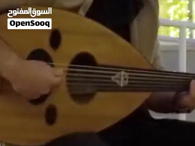 استاذ تعليم عزف العود عود