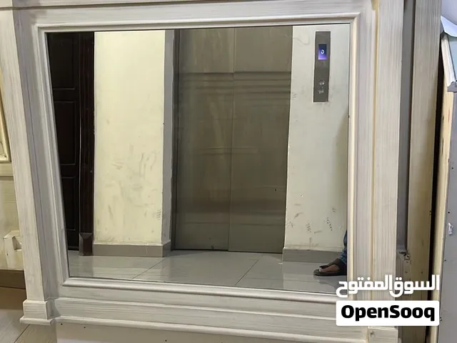 سرير  بو نفرين خشب بحريني heavy duty  نظيف جدأ. مع المترس والكومودينو والتسريحه بحاله ممتازة ....