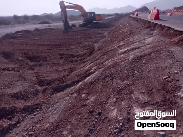 سائق حفار متواجد من يرغب او يريد عليه التواصل